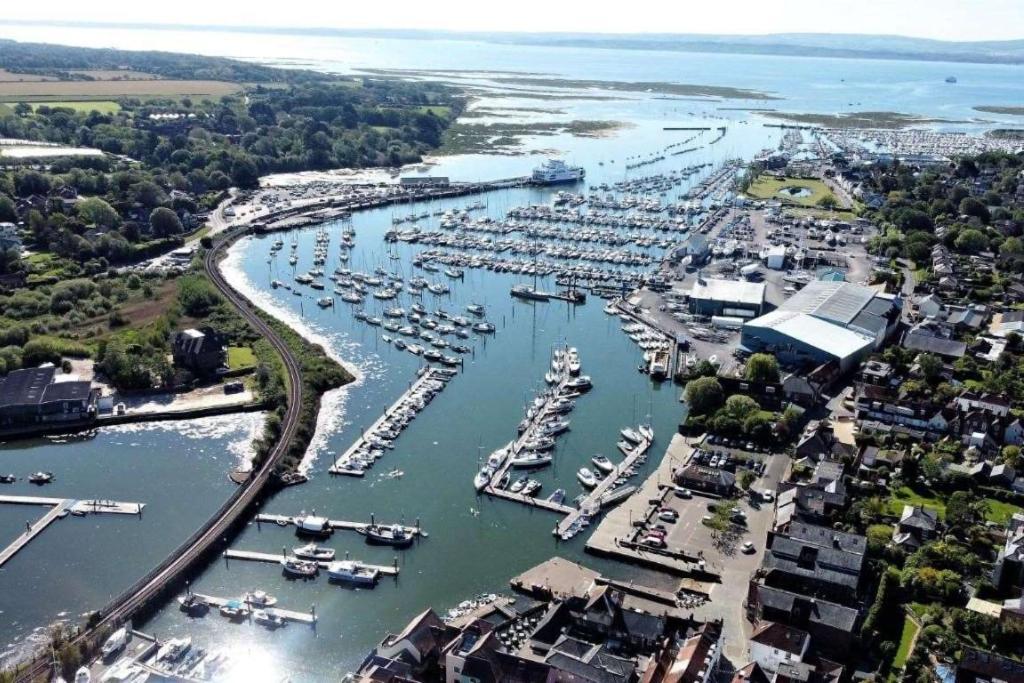 Stunning Luxury Apartment In Central Lymington Esterno foto