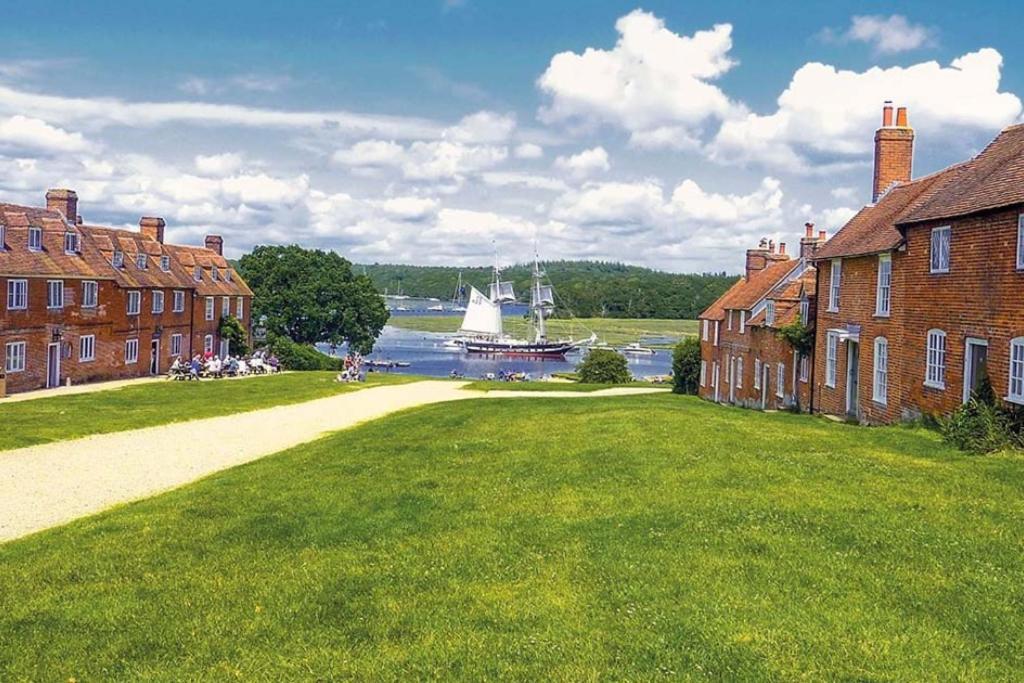 Stunning Luxury Apartment In Central Lymington Esterno foto